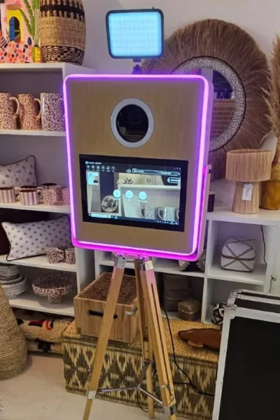 Photo de Photobooth avec écran inclinable en métal effet bois et led